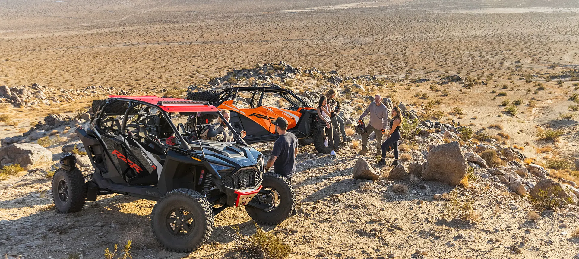 amigos descansando después de un paseo en sus Side by Side rzr de 4 asientos en el desierto