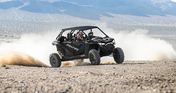 rzr xp 4 1000 levantando polvo en el desierto