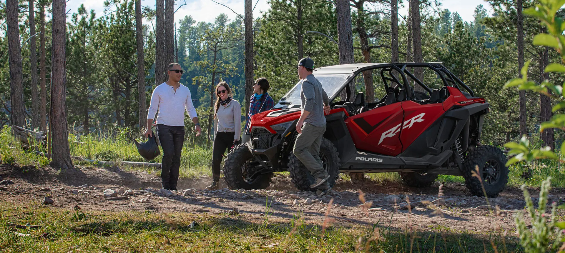 amis marchant autour d’un côte à côte rzr pro xp 4