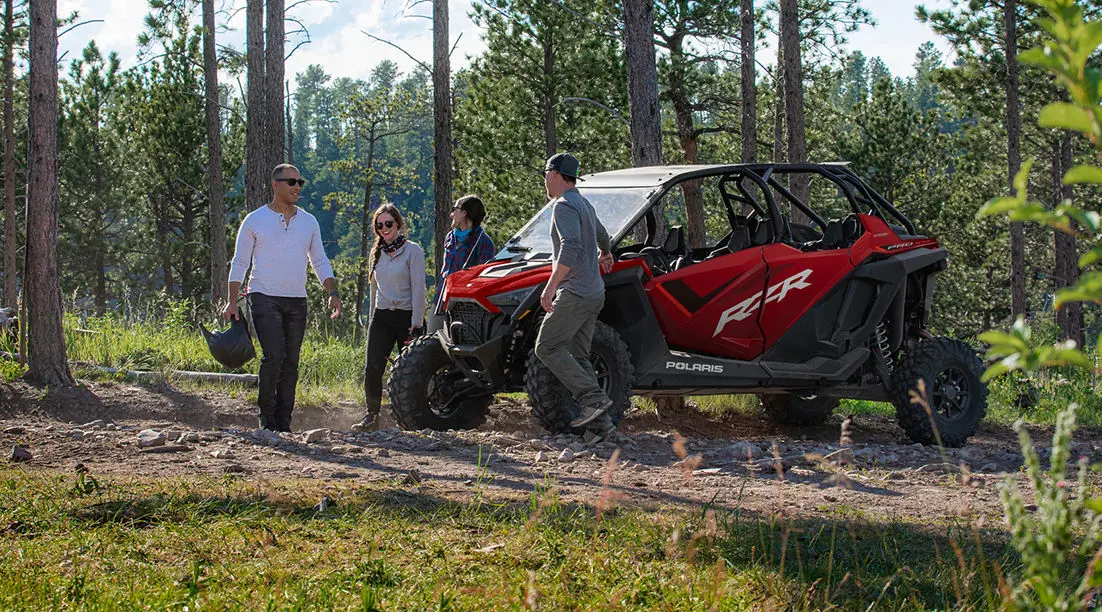 amis marchant autour d’un côte à côte rzr pro xp 4