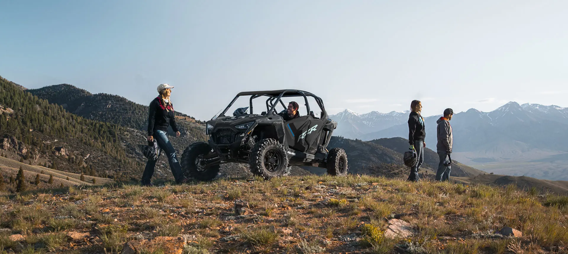 personnes regardant un paysage sur une colline près de leur côte à côte rzr pro xp 4