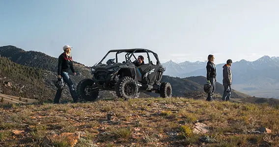 personnes regardant un paysage sur une colline près de leur côte à côte rzr pro xp 4