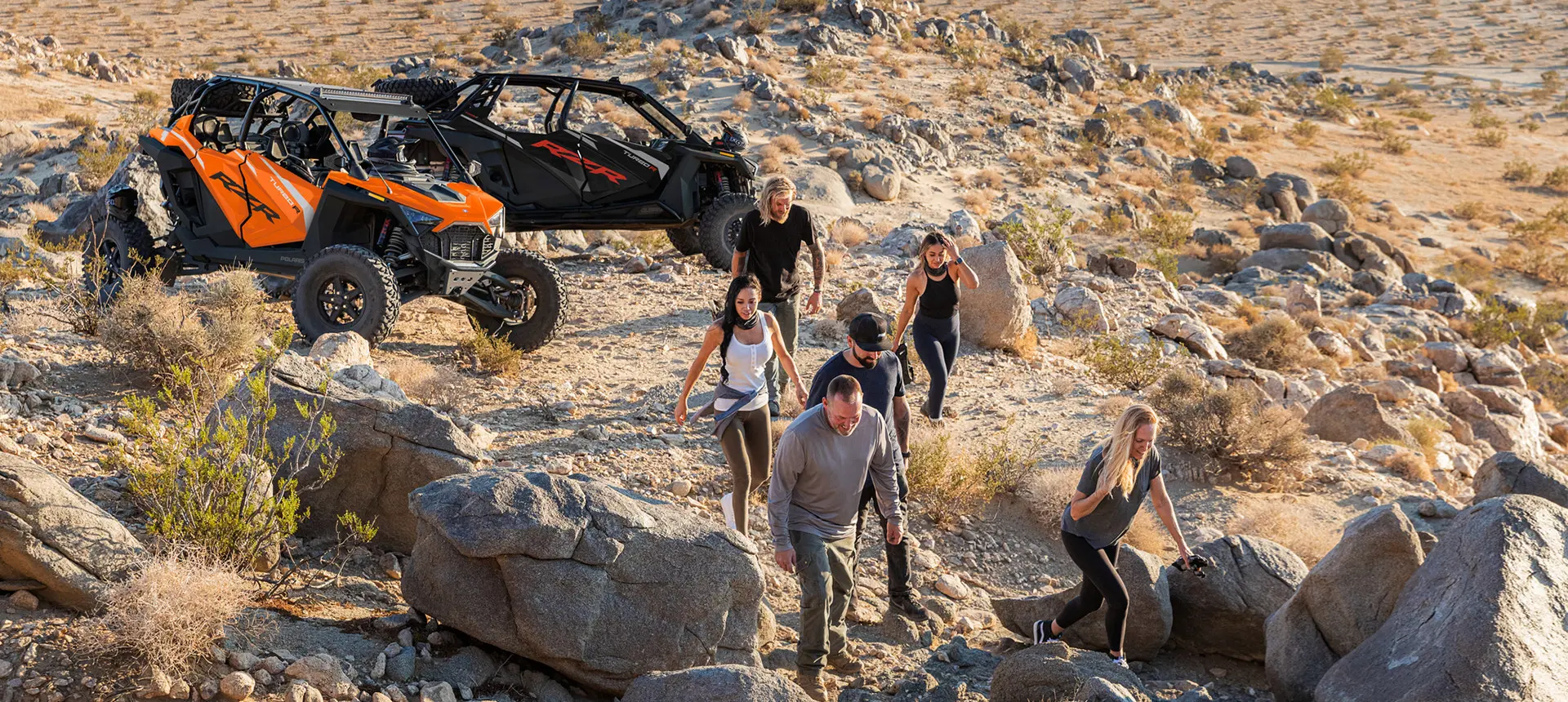 amis regardant le paysage après un tour dans leur côte à côte rzr à ciel ouvert