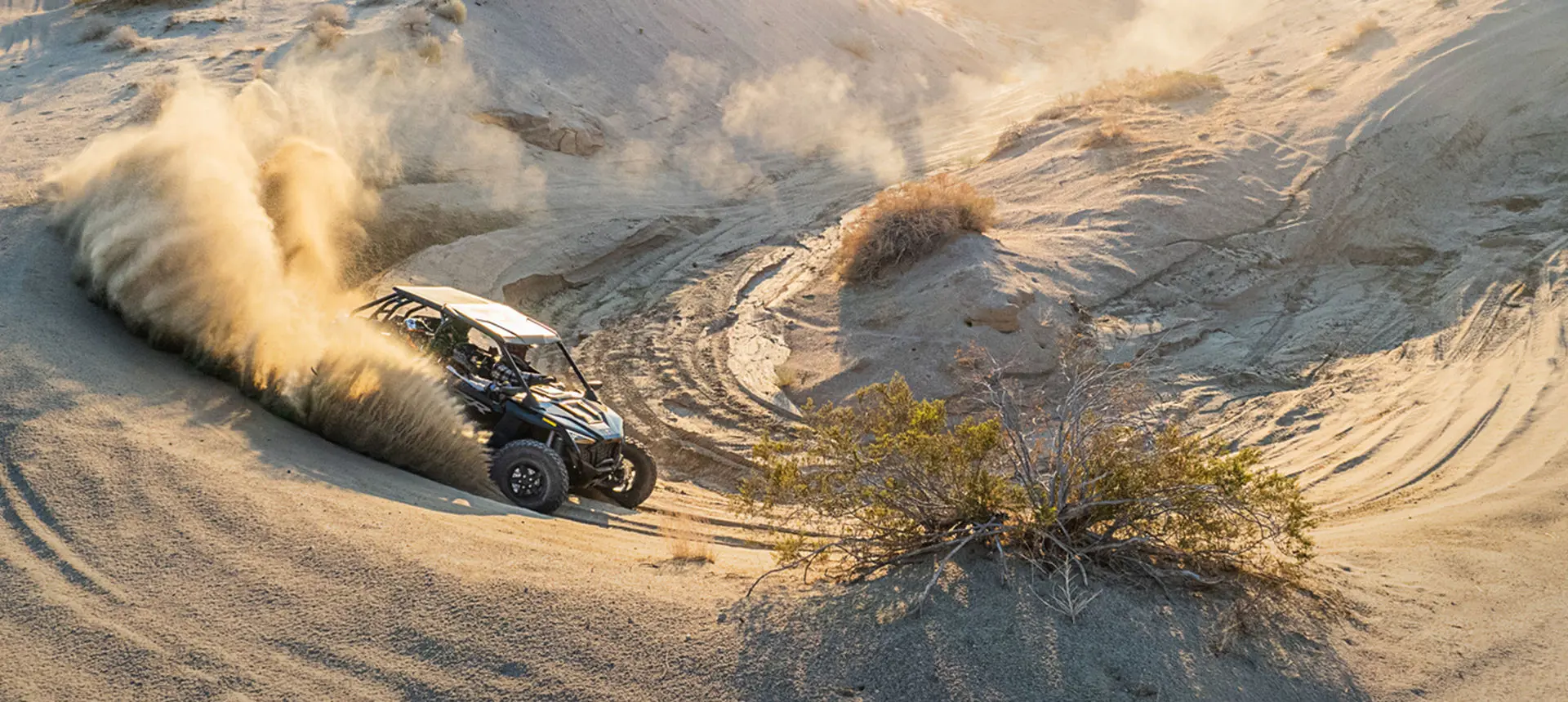 côte à côte RZR Pro R 4 jetant du sable dans le désert