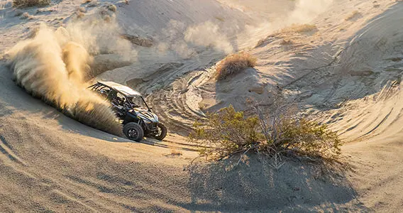 côte à côte RZR Pro R 4 jetant du sable dans le désert