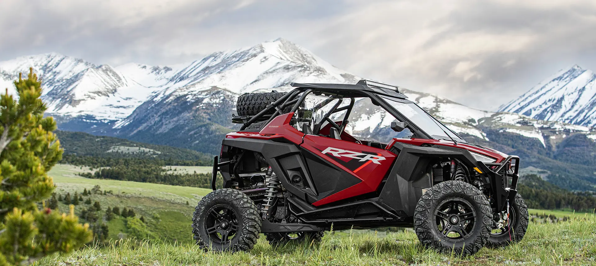 côte à côte rzr pro xp stationné près des montagnes