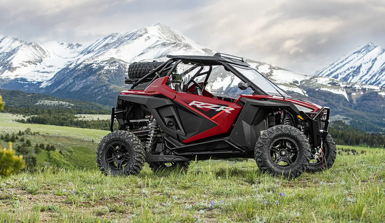 côte à côte rzr pro xp stationné près des montagnes