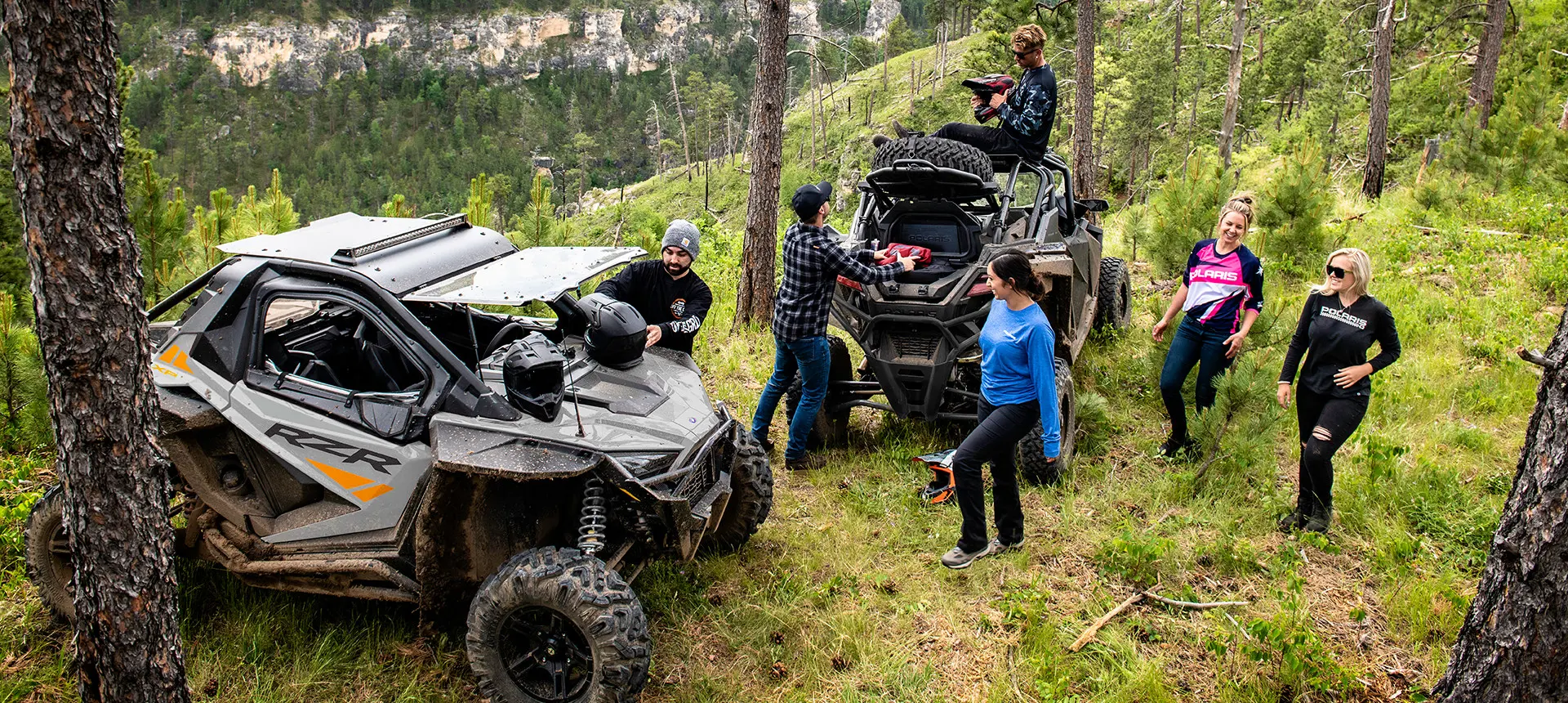 amis déchargeant de l’équipement après une randonnée et dans leur côte à côte rzr pro xp