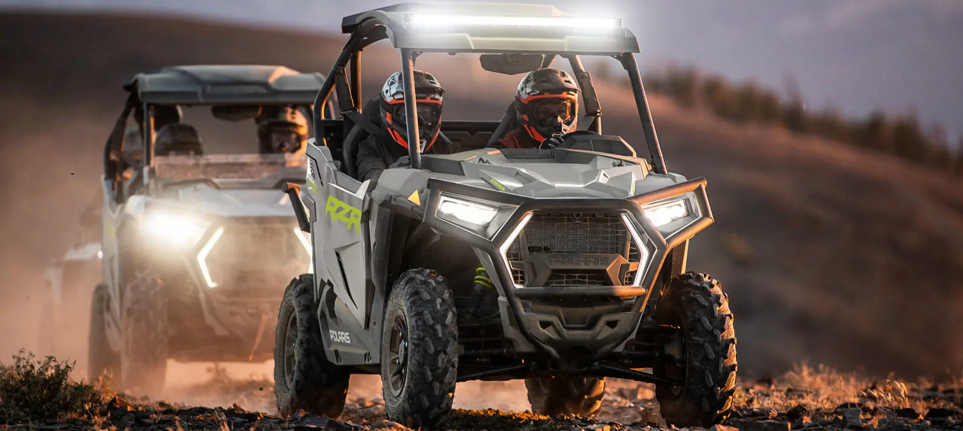 Side by Sides RZR Trail y RZR Trail S conduciendo al atardecer