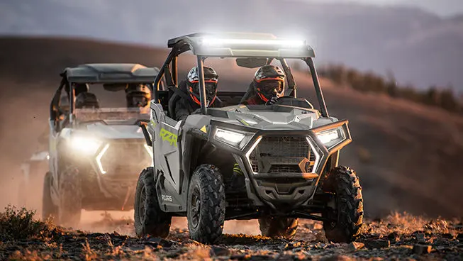 Side by Sides RZR Trail y RZR Trail S conduciendo al atardecer
