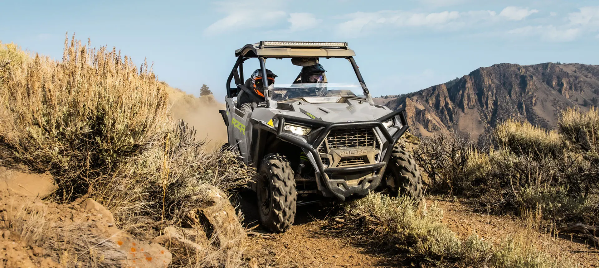 RZR Trail S conduciendo por un sendero desértico