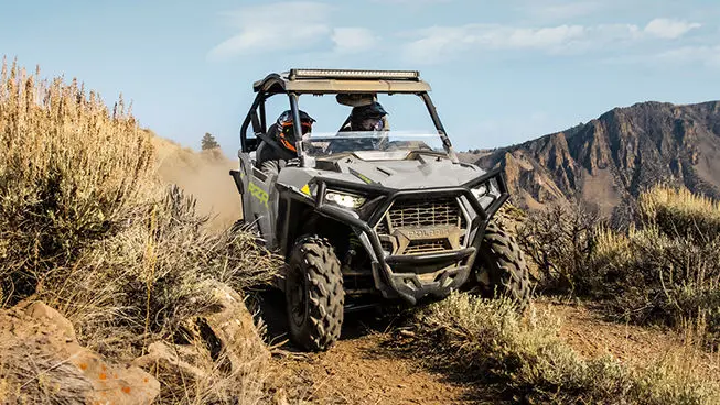 RZR Trail S conduciendo por un sendero desértico