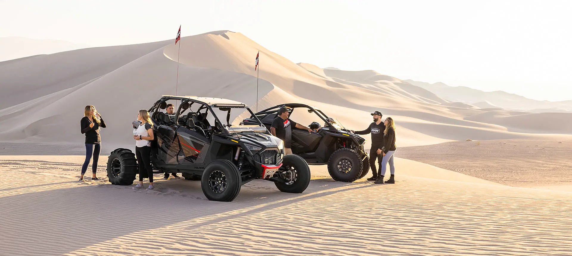 amigo descansando cerca de su side by side rzr turbo r 4 en el desierto