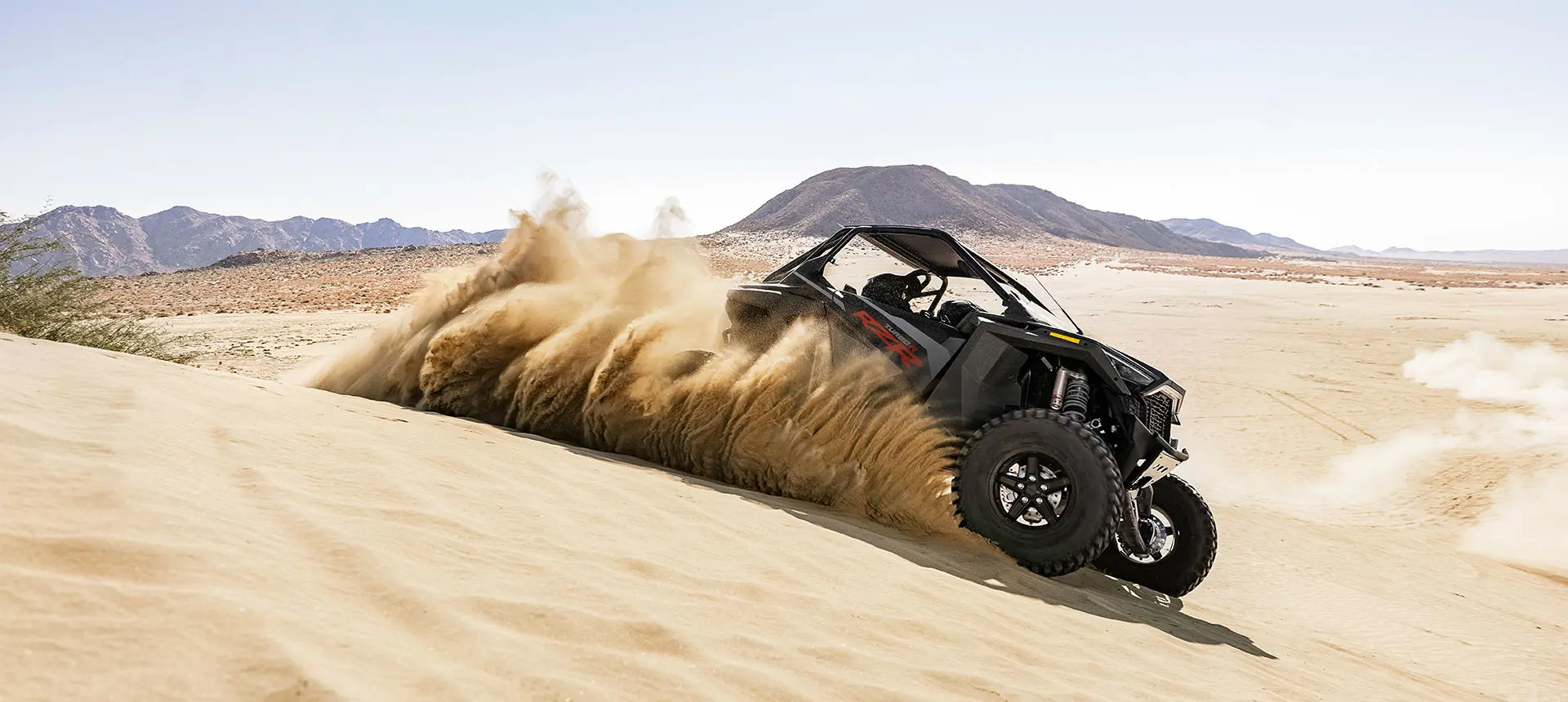 polaris rzr turbo r jetant du sable dans le désert