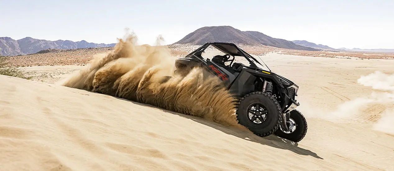polaris rzr turbo r jetant du sable dans le désert