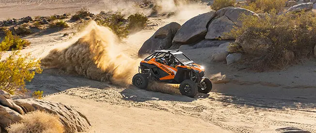 côte à côte rzr turbo r roulant dans le désert