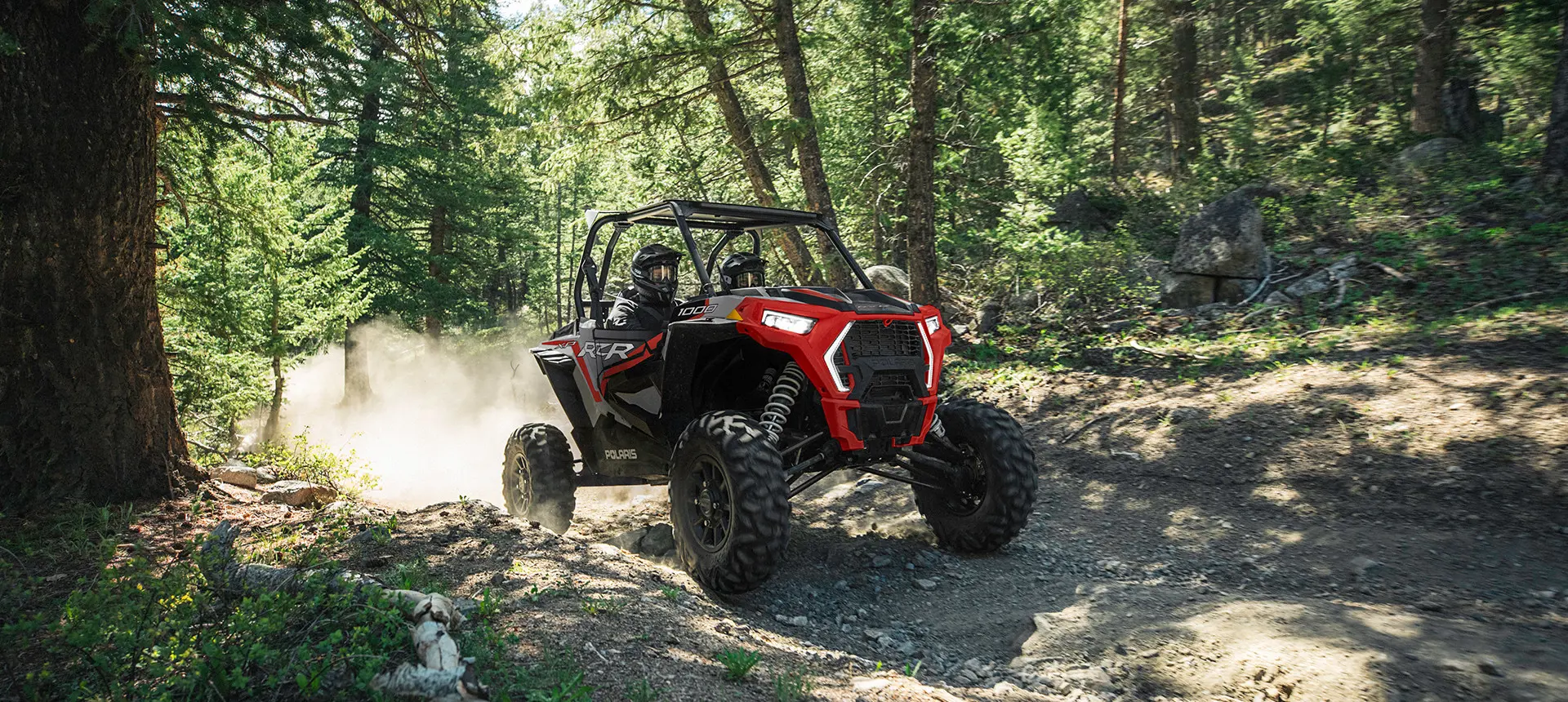 RZR XP 1000 avec 2 personnes empruntant un sentier