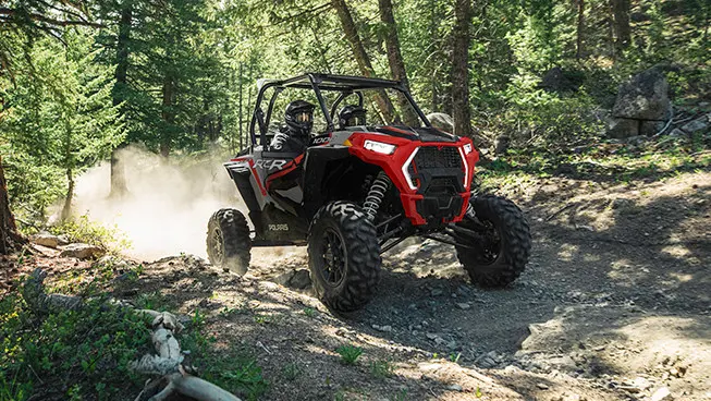 RZR XP 1000 avec 2 personnes empruntant un sentier