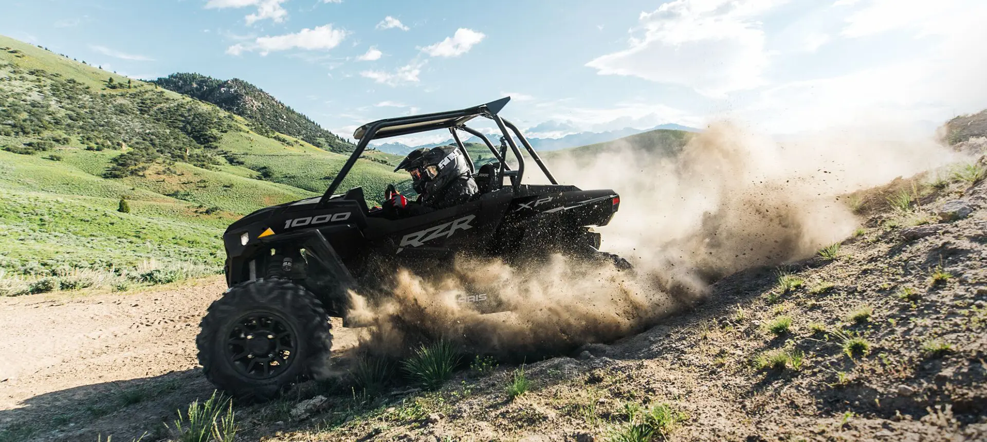 rzr xp 1000 grimpant le terrain d’une colline