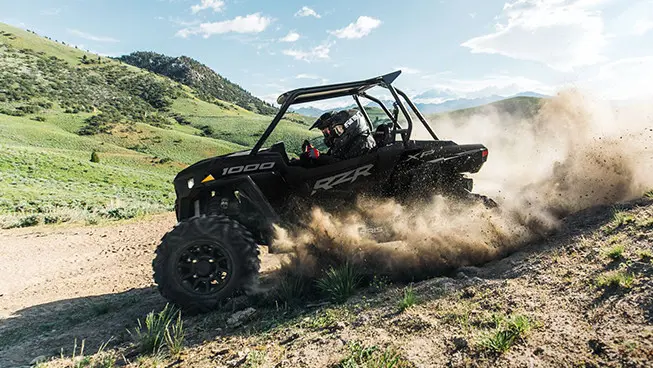rzr xp 1000 grimpant le terrain d’une colline