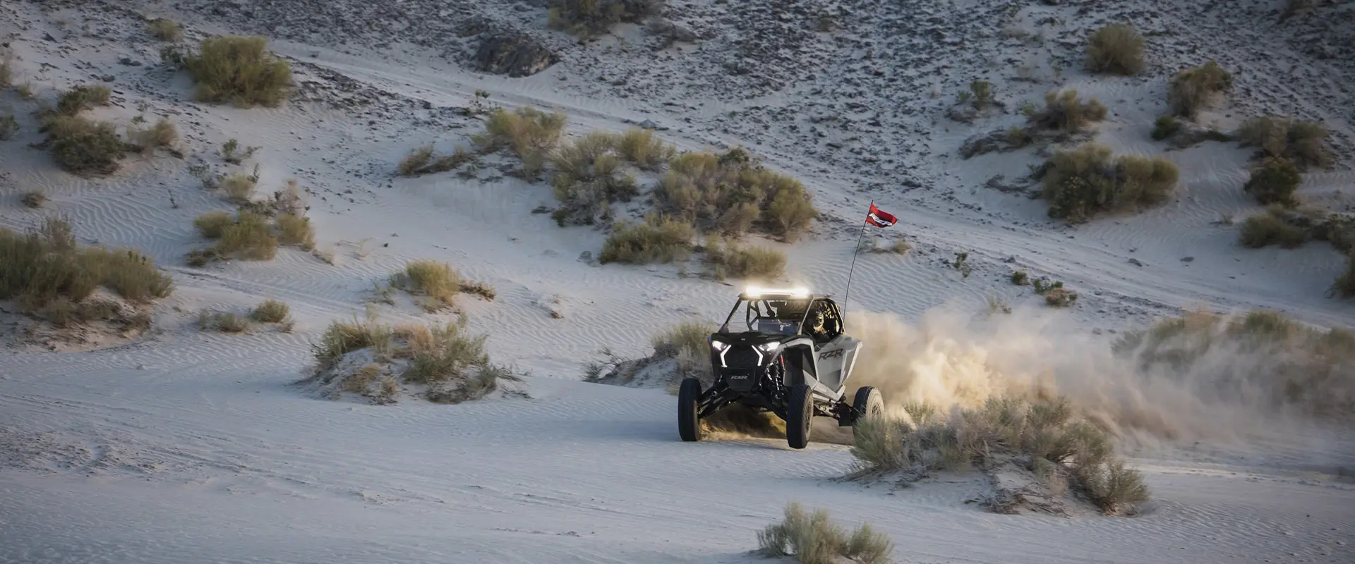 Un Side-by-Side Polaris RZR Pro S Ultimate de 2026 en color Slate Gray recorriendo el desierto.