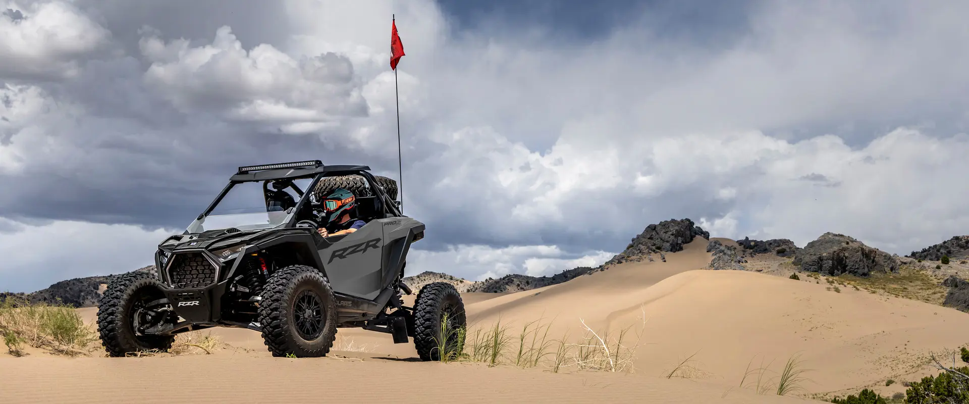 2 conductores con casco en un Side-by-Side Polaris RZR Pro S Ultimate de 2026 listos para manejar.