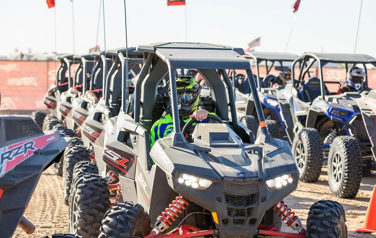 varios polaris rzr side-by-side alineados y listos para partir