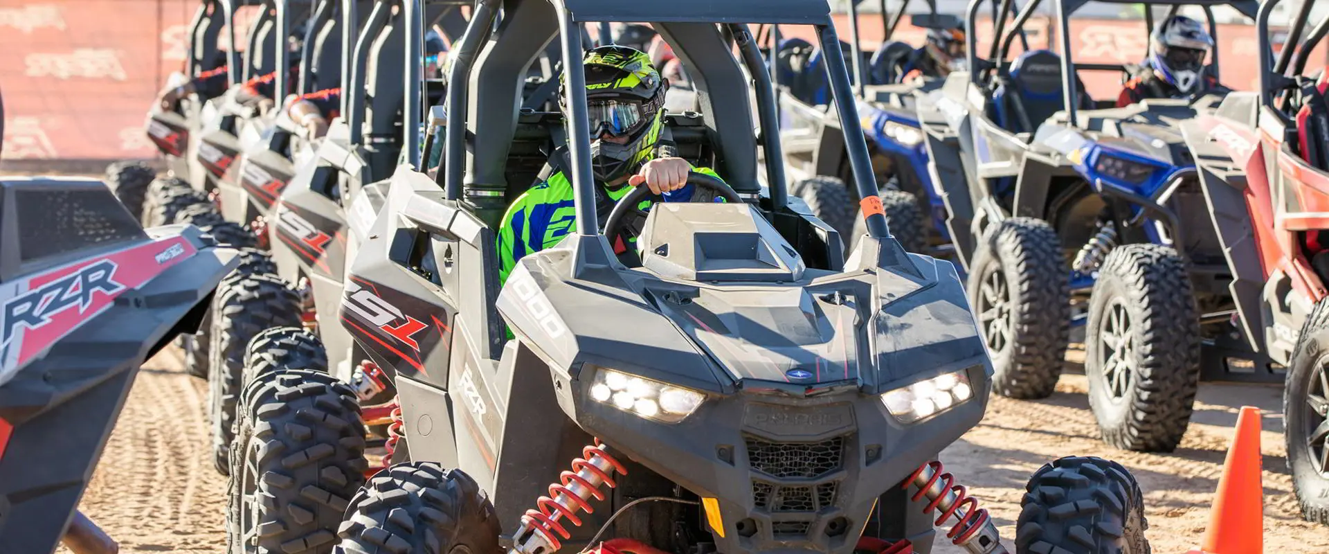 varios polaris rzr side-by-side alineados y listos para partir