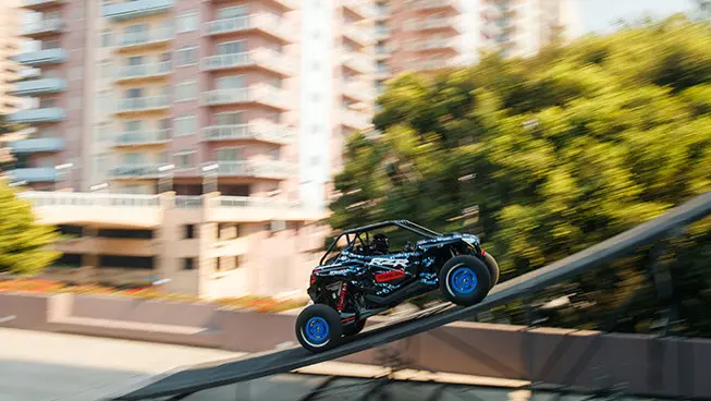 El Hoonigan RZR pro R subiendo una rampa