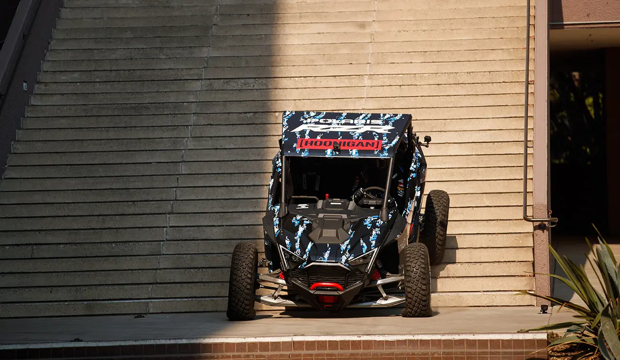 El Hoonigan RZR pro R aterriza en un tramo de escaleras