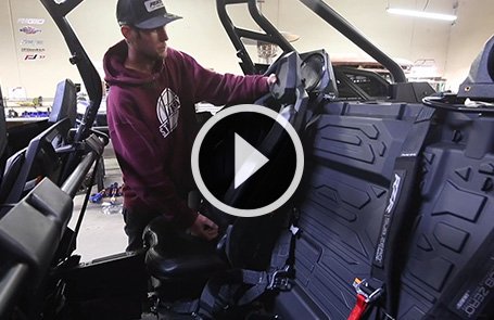 Descubra con qué facilidad RJ Anderson pasa de asientos adicionales a almacenamiento adicional en su RZR Pro XP 4.