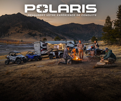 Côte à côte Polaris RZR à côté d’un terrain de camping