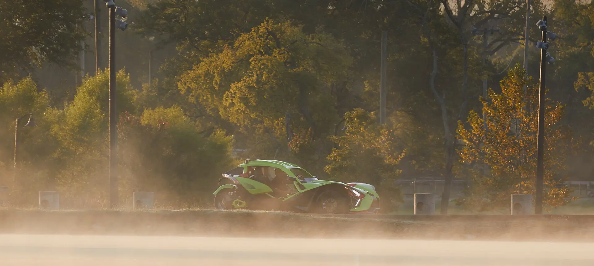 Slingshot R LE lifting dust at full speed