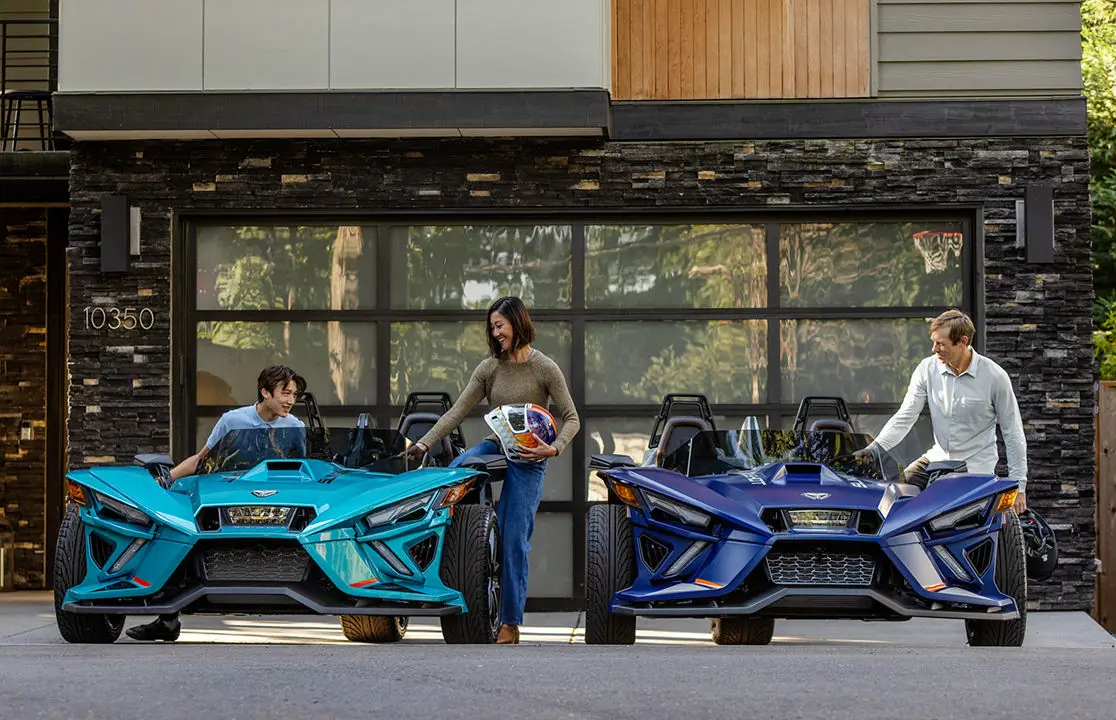 vista delantera de 2 motocicletas polaris slingshot r de tres ruedas