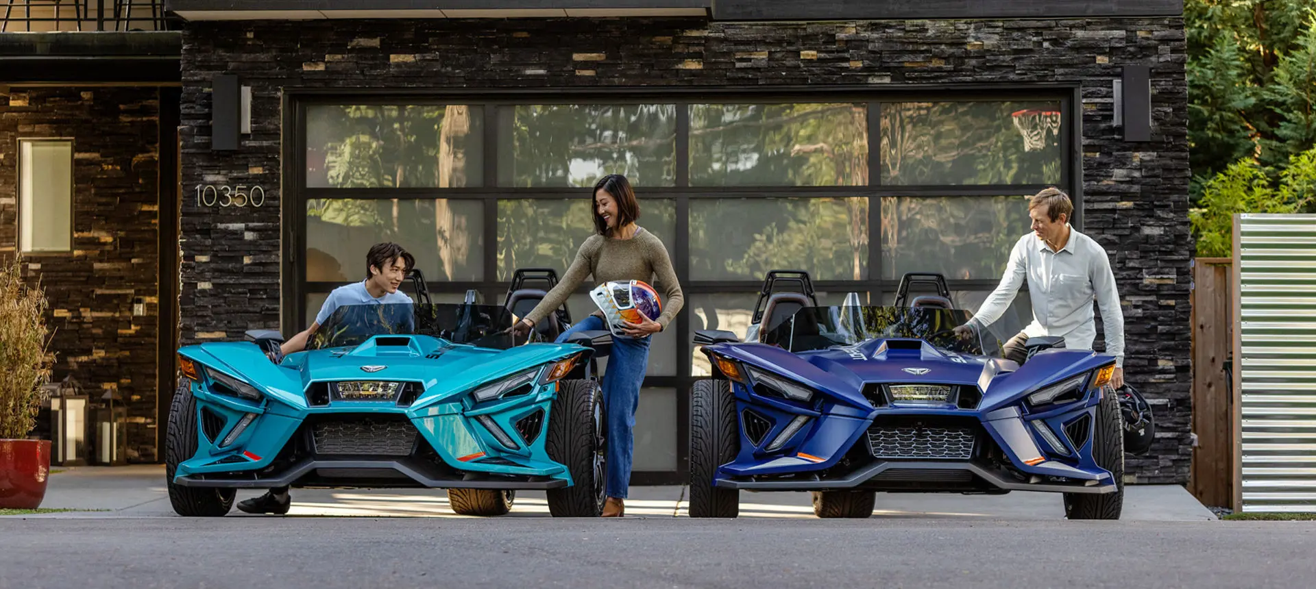 vista delantera de 2 motocicletas polaris slingshot r de tres ruedas