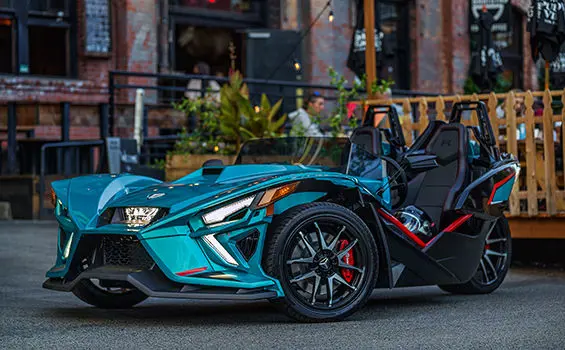 parte delantera y rines de una motocicleta de tres ruedas polaris slingshot r