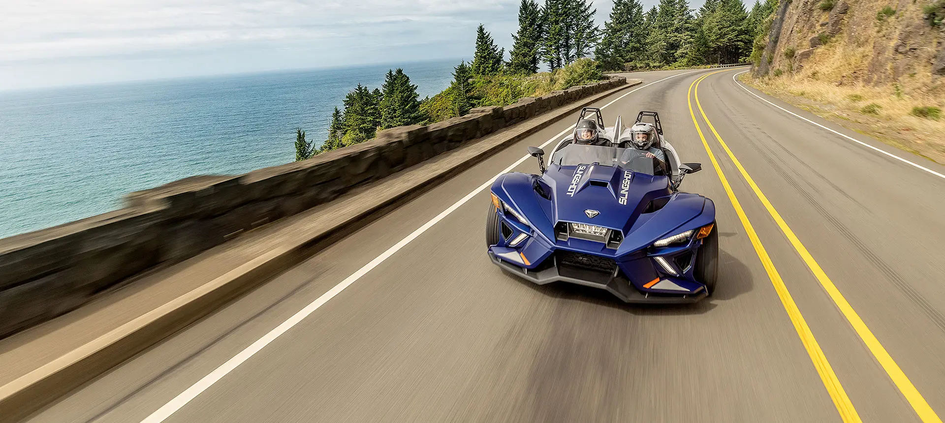 perfil lateral de una motocicleta de tres ruedas polaris slingshot r en una carretera