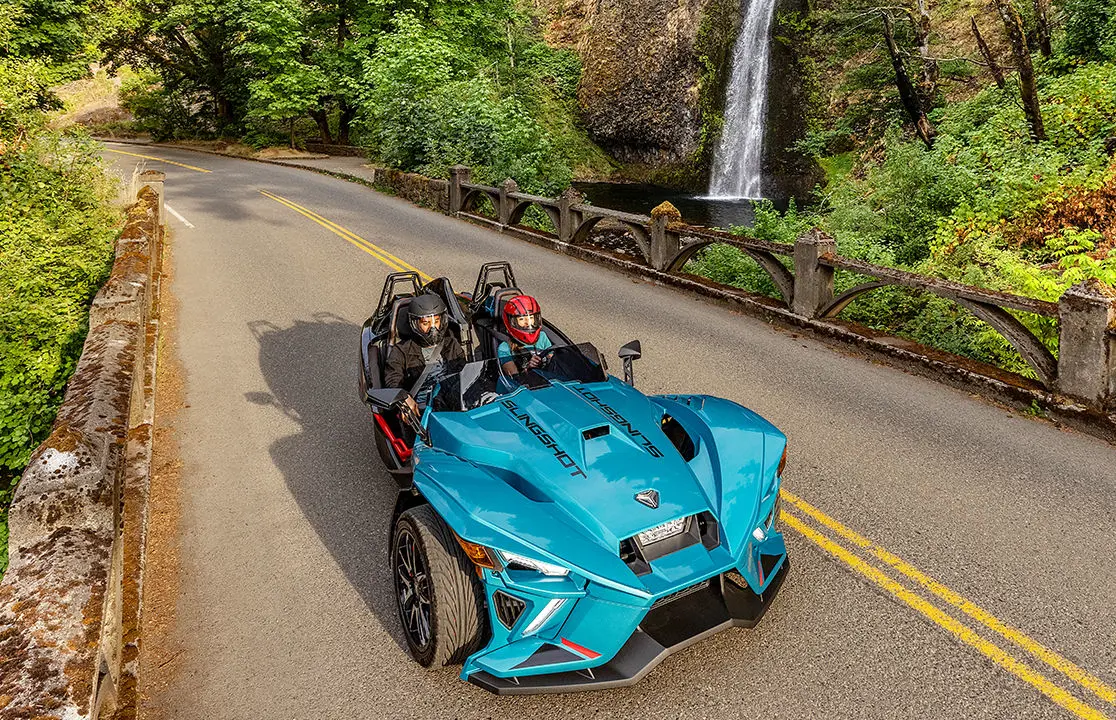 vista aérea de una motocicleta polaris slingshot r de tres ruedas manejando por los senderos