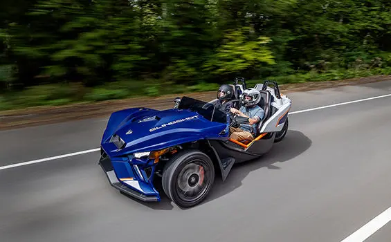 perfil lateral de una motocicleta de tres ruedas polaris slingshot r en una carretera