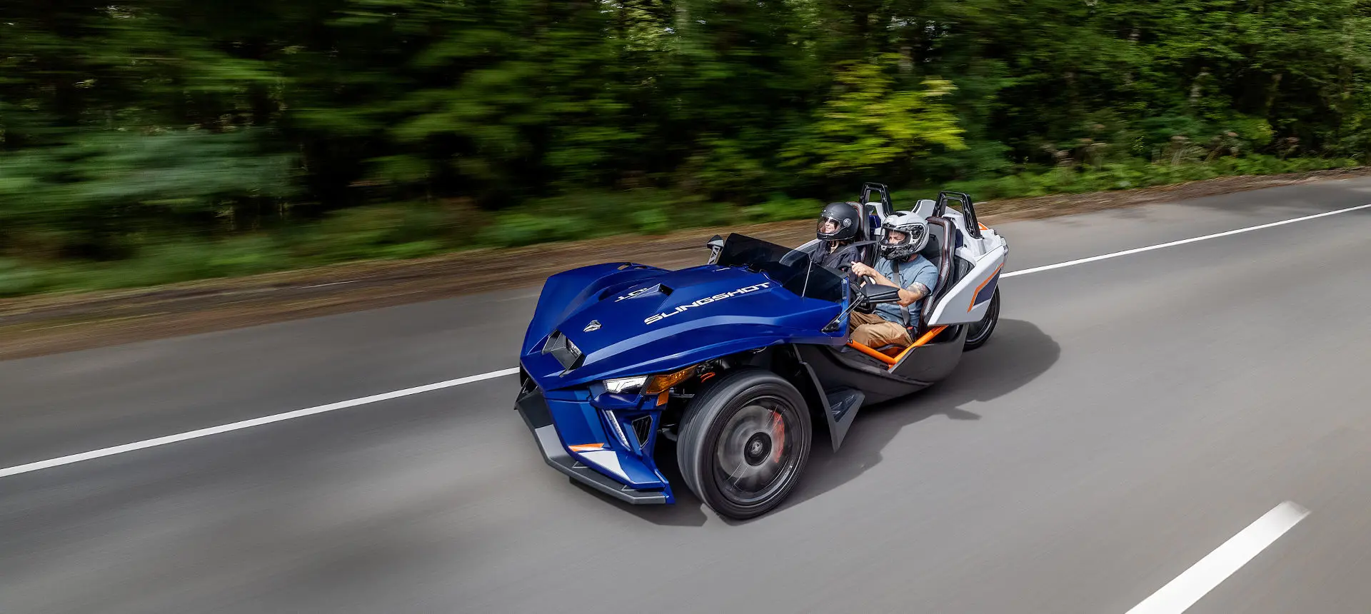 perfil lateral de una motocicleta de tres ruedas polaris slingshot r en una carretera