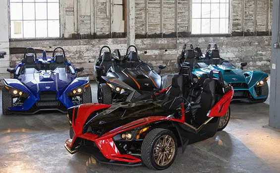 Polaris Slingshot Signature LE sur une route dans la forêt