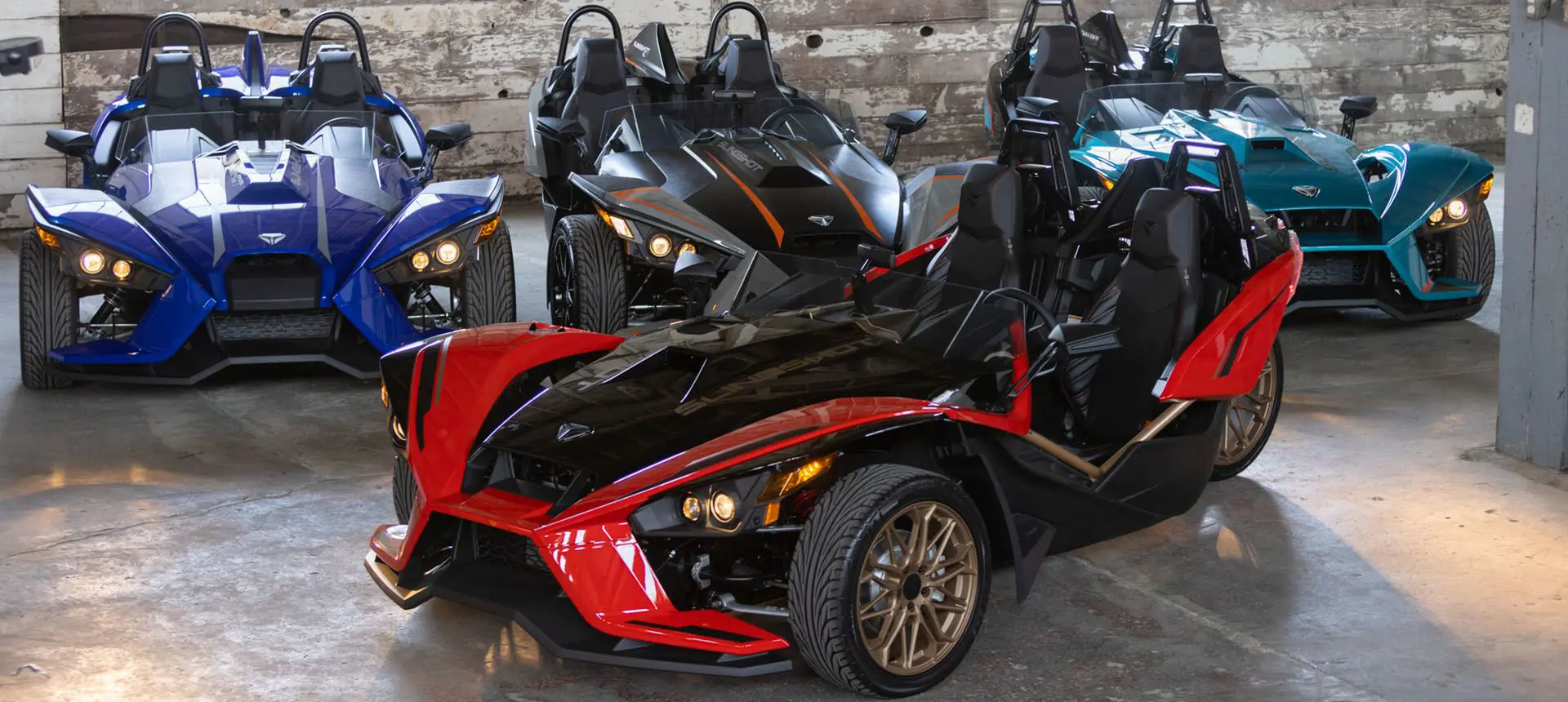 Polaris Slingshot Signature LE sur une route dans la forêt
