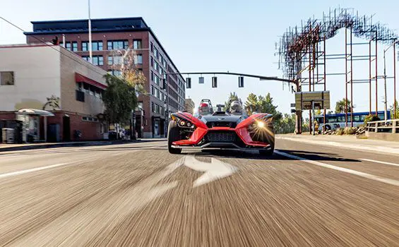 Polaris Slingshot Signature LE sur une route courbée