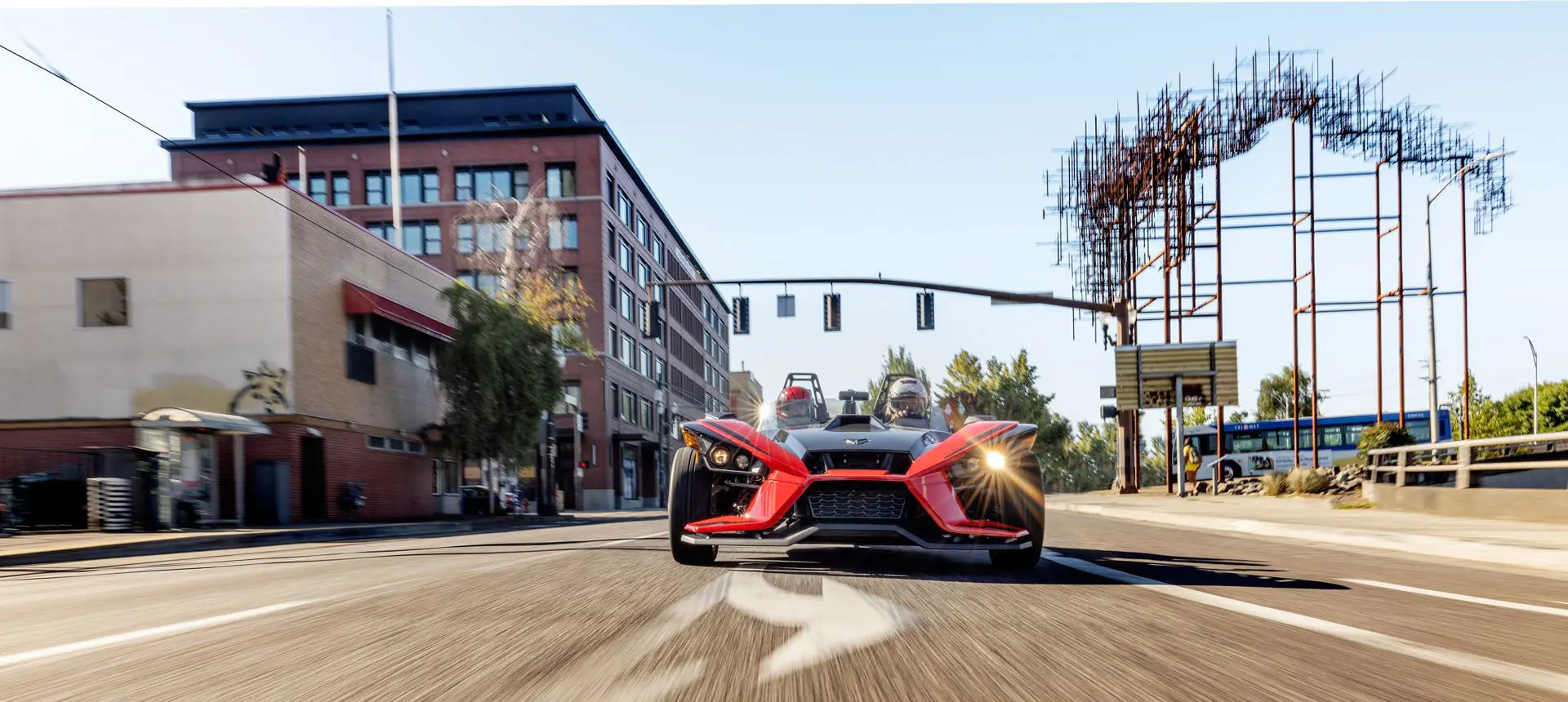 Polaris Slingshot Signature LE sur une route courbée