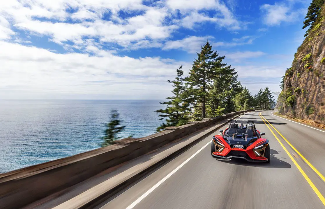 Un Polaris Slingshot Signature LE en la carretera