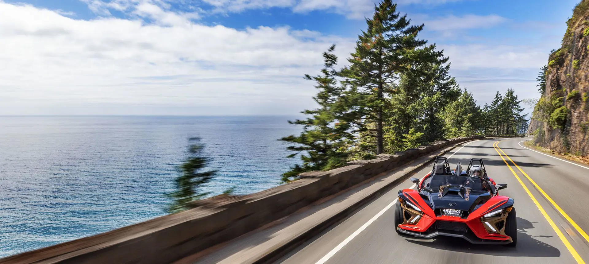 Un Polaris Slingshot Signature LE en la carretera