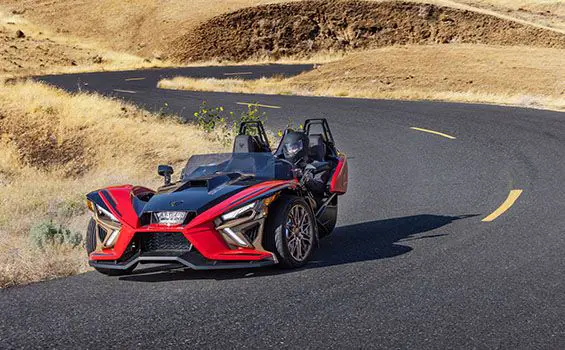 Polaris Slingshot Signature LE conducido en un sendero curvo
