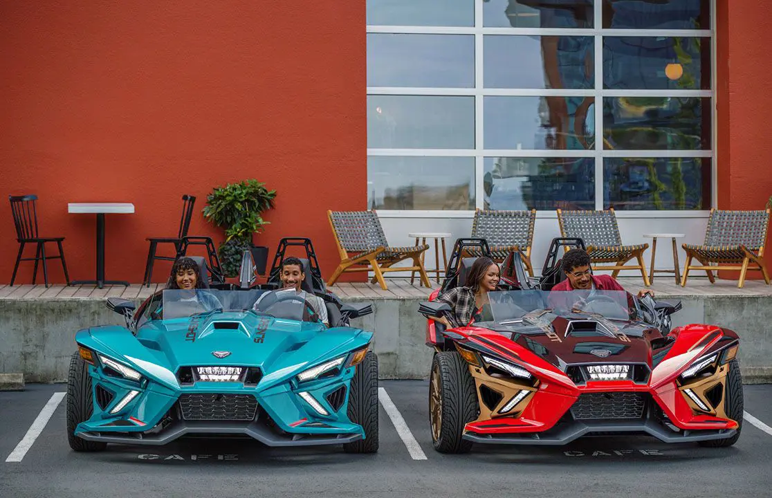 vistas de la parte delantera de dos Polaris Slingshot Signature LE