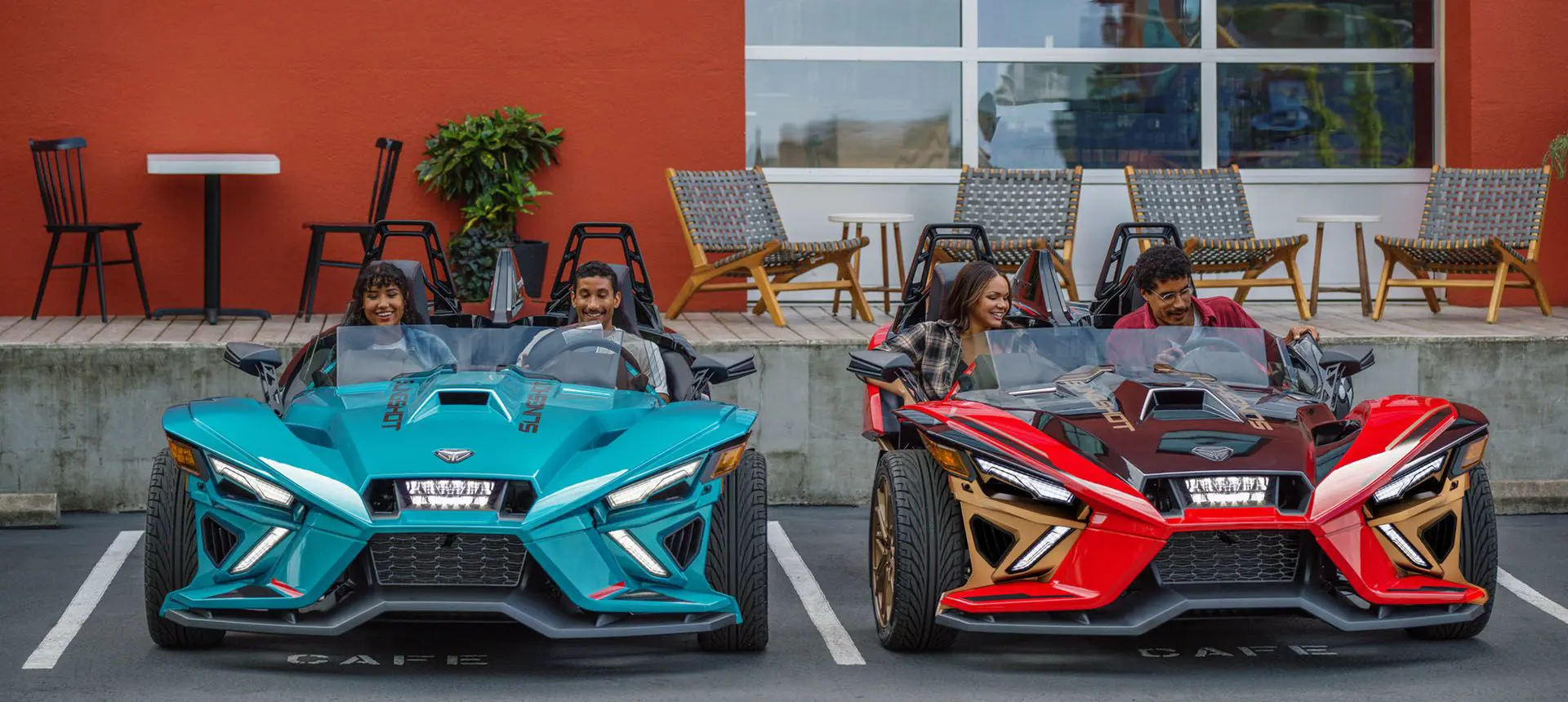 vistas de la parte delantera de dos Polaris Slingshot Signature LE