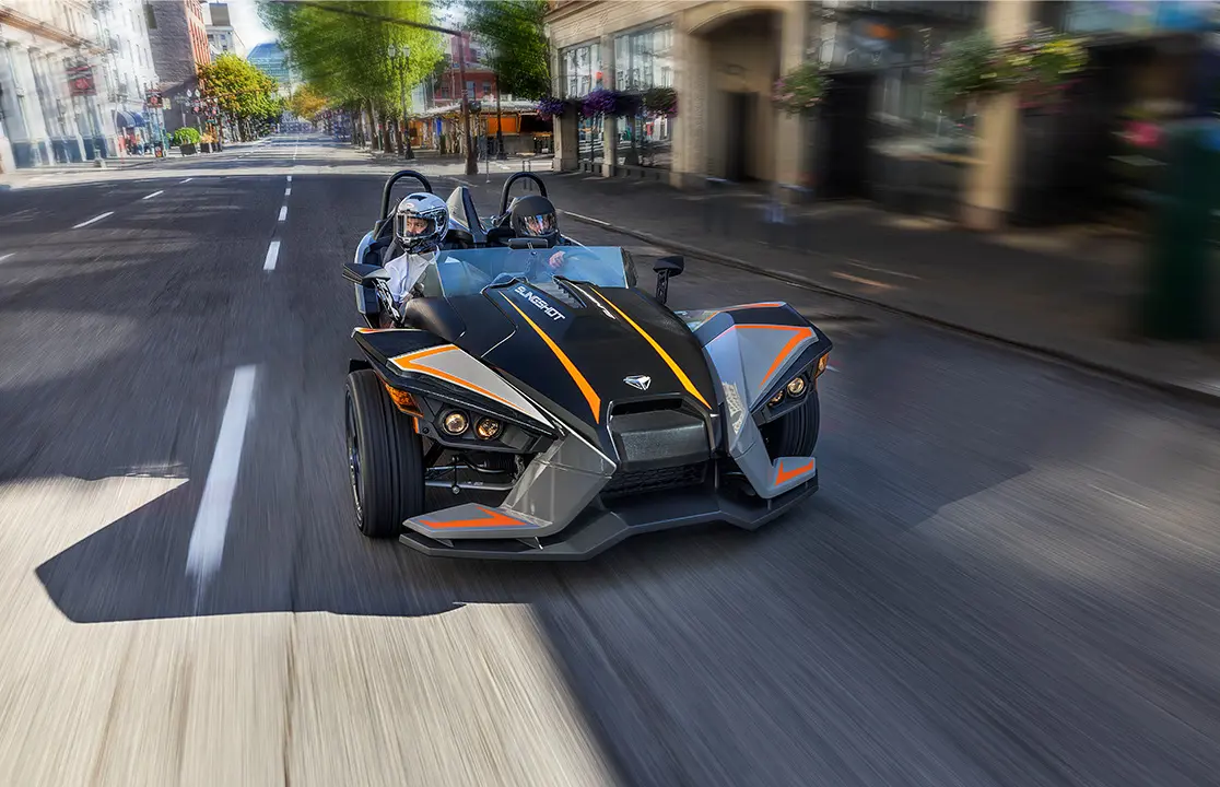 moto à trois roues polaris slingshot slr prenant un virage serré avec facilité